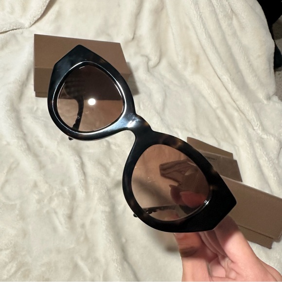 Burberry BE4390 Meadow Tortoise Frame Brown Gradient Lenses Sunglasses $398 - Picture 5 of 8